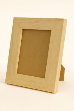 Portafotos de madera ayous en acabado natural con veta visible y diseño plano, ideal para exhibir fotografías y decorar mesas, estanterías y espacios del hogar con un estilo cálido y sencillo.