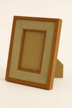 Portafotos de madera ayous en color miel con centro textil verde, de diseño decorativo y acabado liso, ideal para exhibir fotografías y decorar mesas, estanterías y espacios del hogar con un estilo rústico y natural.