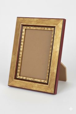 Portafotos de madera de pino finger en color oro con acabado craquelado y filo interior dentado, ideal para exhibir fotografías y decorar mesas y estanterías aportando un estilo clásico y elegante.