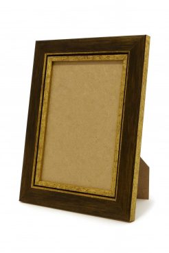 Portafoto de madera de pino finger acabado nogal oscuro con filo interior dorado, diseño clásico y elegante para enmarcar fotografías y recuerdos con estilo decorativo.