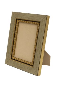 Portafoto de madera de pino finger joint en color plata craquelada con filo interior en color oro, ideal para fotografías y decoración clásica con un toque elegante y decorativo.