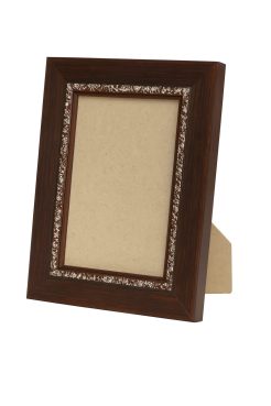 Portafoto de madera de pino en acabado burdeos con filo interior en plata envejecida, diseño elegante y decorativo ideal para destacar fotografías con un toque clásico y sofisticado.