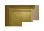 Moldura oro 098-005, fabricada en madera de pino finger. Moldura dorada con un elegante perfil biselado y acabado uniforme, ideal para enmarcar espejos, obras clásicas o modernas con un toque cálido y sofisticado