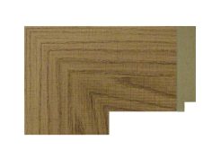 Moldura de MDF color nogal con acabado liso, veta decorativa y perfil recto