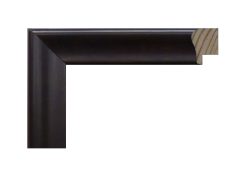 Marco modelo 028-026 fabricado en madera de pino finger con acabado en color wengué aplicado en película. Moldura de perfil redondeado, ideal para enmarcar fotografías o láminas con un estilo cálido y elegante