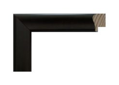 Marco modelo 028-054 fabricado en madera de pino finger, acabado en color negro lacado mate. Perfil redondeado de líneas suaves y elegantes, ideal para enmarcar fotografías o láminas con un estilo moderno y sobrio