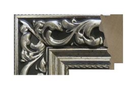 Marco clásico plata 070-099, fabricado en madera de ayous. Moldura labrada con relieves ornamentales y acabado en tono plata envejecida, ideal para enmarcar espejos, retratos u obras clásicas con un estilo elegante y sofisticado.