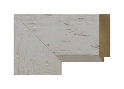 Marco rústico blanco 074-030, fabricado en madera de ayous. Moldura con textura marcada y acabado en blanco decapado, ideal para enmarcar fotografías, láminas o espejos con un toque luminoso y artesanal.