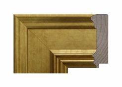 Marco oro 096-005, fabricado en madera de pino finger. Moldura con acabado dorado liso y perfil clásico, perfecta para enmarcar espejos, láminas o cuadros que requieran un toque elegante y atemporal.