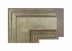 Marco plata 096-098, fabricado en madera de pino finger. Moldura con acabado en plata envejecida y perfil clásico, ideal para enmarcar espejos, láminas o cuadros con un toque sofisticado y elegante.