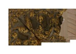 Marco barroco dorado de madera de pino finger modelo 099-005 con acabado envejecido y relieve clásico ornamental. Moldura decorativa de estilo barroco ideal para cuadros, espejos o fotografías elegantes.