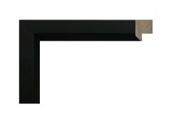Marco negro lacado fabricado en madera de pino, modelo 117-054. Moldura moderna de acabado liso y elegante, ideal para enmarcar fotografías, láminas o cuadros. Su color negro profundo aporta un toque contemporáneo y sofisticado a cualquier tipo de decoración.