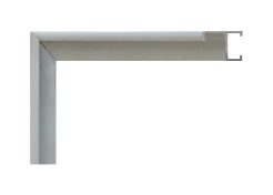 Marco de aluminio integral color blanco brillo, modelo 123-030. Moldura metálica ligera y resistente, ideal para enmarcar fotografías, láminas, diplomas o espejos. Su acabado brillante y limpio aporta luminosidad y un estilo moderno que combina con cualquier tipo de decoración.