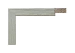 Marco tipo cajón en acabado blanco con textura, modelo 165-015. Moldura de madera con unión finger y superficie con relieve lineal que aporta un aspecto natural y artesanal. Su tono blanco suave combina con ambientes modernos, nórdicos o rústicos.