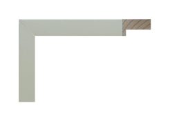 Marco tipo cajón en acabado blanco lacado, modelo 165-030. Moldura de madera con unión finger y superficie lisa de estilo minimalista. Su tono blanco uniforme aporta luminosidad y elegancia, ideal para enmarcar fotografías, láminas o espejos en interiores modernos y contemporáneos.