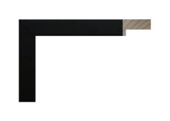 Marco tipo cajón en acabado negro lacado, modelo 165-054. Moldura de madera con unión finger y superficie lisa de aspecto elegante y contemporáneo. El acabado negro mate realza el contraste y aporta un toque sofisticado, ideal para fotografías, obras gráficas o espejos modernos.