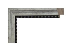 Marco decorativo en acabado plata con filo de bolas, modelo 170-098. Moldura de madera con unión finger y textura craquelada que aporta un estilo clásico y elegante. El tono plateado envejecido resalta obras, fotografías o espejos con un aire sofisticado y refinado.