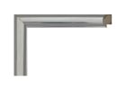 Marco color plata brillo, modelo 196-027. Moldura fabricada en madera de pino finger forrada en aluminio con acabado lacado de alto brillo. Presenta un perfil redondeado y superficie reflectante que aporta un estilo moderno, elegante y luminoso, ideal para enmarcar fotografías, espejos o láminas en espacios contemporáneos o minimalistas.