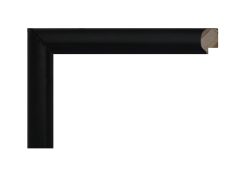 Marco color negro mate, modelo 196-053. Fabricado en madera de pino finger forrada en aluminio con acabado lacado mate. Su diseño moderno y minimalista, con perfil redondeado y superficie satinada, aporta elegancia y contraste, ideal para enmarcar fotografías, láminas o espejos en interiores contemporáneos o industriales.