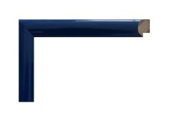 Marco color azul brillo, modelo 196-075. Fabricado en madera de pino finger forrada en aluminio con acabado lacado de alto brillo. Su superficie lisa y perfil redondeado ofrecen un estilo moderno y elegante, ideal para enmarcar fotografías, láminas o espejos en interiores actuales, juveniles o con inspiración náutica.