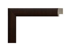 Marco color nogal, modelo 208-024. Fabricado en madera de ayous con acabado satinado que resalta su tono oscuro y elegante. Su perfil clásico y su textura natural lo convierten en una opción ideal para enmarcar fotografías, pinturas o documentos en ambientes cálidos, rústicos o contemporáneos.