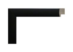 Marco color negro, modelo 208-054. Fabricado en madera de ayous con acabado liso y satinado. Su diseño minimalista y elegante se adapta a cualquier ambiente moderno o clásico, ideal para enmarcar fotografías, láminas o certificados con un toque de sobriedad y estilo.