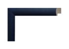Marco color azul, modelo 208-075. Fabricado en madera de ayous con acabado satinado que resalta su tono profundo y elegante. Ideal para enmarcar fotografías o láminas en espacios modernos o clásicos, aportando serenidad y un toque de color sofisticado a la decoración.