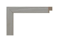 Marco color blanco rascado, modelo 210-030. Fabricado en madera de ayous con textura rústica y acabado rascado que resalta las vetas naturales. Su tono blanco aporta claridad y estilo moderno, perfecto para enmarcar fotografías, grabados o láminas decorativas en interiores nórdicos o contemporáneos.