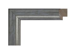Marco color blanco roto con filo plata, modelo 225-030. Fabricado en madera de pino Finger Joint con acabado satinado y veta visible. Su tono blanco envejecido con filo plateado aporta un estilo elegante y luminoso, ideal para enmarcar fotografías, espejos o láminas decorativas en ambientes modernos o clásicos.