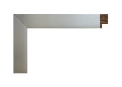 Marco color plata satinado, modelo 241-087. Fabricado en madera de pino finger con un acabado metálico elegante y moderno. Su superficie satinada aporta un brillo sutil que realza las obras, fotografías o láminas, aportando un toque contemporáneo y sofisticado. Ideal para interiores modernos, minimalistas o de estilo industrial.