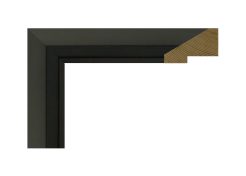 Marco negro lacado mate modelo 339-054. Moldura de madera de pino finger con forma piramidal y acabado negro mate elegante. Diseño sobrio y contemporáneo que realza las imágenes o cuadros enmarcados, aportando profundidad y contraste. Ideal para interiores modernos, minimalistas o con un toque industrial.