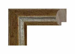 Marco oro con centro plata modelo 344-198. Moldura de madera de pino finger con acabado dorado envejecido y centro en color plata. Su textura craquelada aporta un aspecto artesanal y elegante, combinando tonos metálicos que crean un estilo clásico y sofisticado ideal para enmarcar obras de arte, fotografías o espejos.