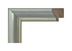 Marco plata con filo oro modelo 367-098. Marco de madera de pino finger con acabado metalizado en color plata y delicado filo dorado. Su superficie lisa y brillante refleja la luz con elegancia, aportando un toque moderno y sofisticado. Ideal para enmarcar fotografías, láminas o espejos, combinando a la perfección con interiores clásicos o contemporáneos.