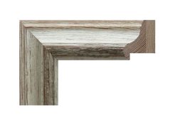 Marco blanco decapado sobre madera de pino finger joint, acabado mate sin brillo con efecto envejecido suave que deja ver la veta natural, perfil clásico escalonado con líneas definidas, ideal para enmarcar láminas, fotografías y obras decorativas aportando luminosidad, calidez y un estilo rústico elegante a cualquier espacio.