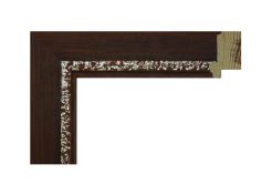 Marco burdeos en madera de pino con filo interior en plata, acabado mate que resalta el contraste entre el tono oscuro y el detalle metálico, ideal para enmarcar fotografías y obras decorativas con un estilo clásico y elegante.