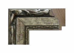 Marco de madera labrado color plata, acabado plateado con relieve decorativo clásico.