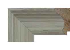 Marco de madera con acabado rústico en tono blanco, con vetas suaves y lineales visibles que aportan un aspecto natural, sobrio y equilibrado.