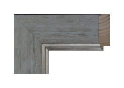 Marco de madera de pino con acabado blanco roto y vetas suaves visibles, combinado con un fino filo interior en tono plata que aporta un contraste sutil y elegante.