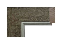 Marco de madera de pino con acabado grafito de aspecto mate y textura natural, combinado con un fino filo interior en tono plata que aporta contraste y un toque elegante.