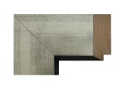 Marco de madera de pino finger joint con acabado plata mate y sutiles marcas de cepillado, combinado con un filo interior negro que aporta contraste y profundidad al conjunto.
