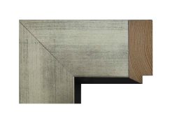 Marco de madera de pino finger joint con acabado plata mate y sutiles marcas de cepillado, combinado con un filo interior negro que aporta contraste y profundidad al conjunto.