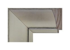 Marco de madera de pino finger con acabado en color plata, de superficie lisa y tono plateado suave, con ligeros matices envejecidos en aristas y encuentros que aportan profundidad y un carácter elegante y clásico al conjunto.