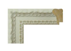 Moldura blanca labrada 054-030 fabricada en madera de pino finger, con diseño clásico y elegante acabado mate. Moldura decorativa con relieve tallado que aporta un toque sofisticado y luminoso, perfecta para enmarcar espejos, fotografías o cuadros