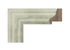 Moldura blanca decapada en madera de ayous con pátina plata, acabado mate sin brillo que realza la veta natural y el efecto envejecido, perfil clásico de líneas suaves ideal para fotografías, láminas y decoración de estilo vintage o nórdico.