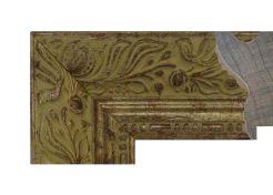 Marco de madera de pino finger joint con acabado oro labrado, decorado con relieves ornamentales de inspiración clásica, con tallas florales y molduras escalonadas que aportan un aspecto elegante y decorativo.