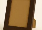 Portafoto color nogal, modelo 241-024. Fabricado en madera de ayous con acabado satinado que resalta la veta natural del nogal. Su tono oscuro y cálido aporta elegancia y sobriedad, ideal para enmarcar fotografías, certificados o láminas decorativas en espacios clásicos, contemporáneos o profesionales.