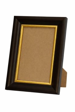 Portafoto nogal con filo oro modelo 367-151. Fabricado en madera de pino finger con un acabado en tono nogal oscuro y un elegante filo dorado. Su diseño sobrio y distinguido aporta calidez y sofisticación, ideal para destacar fotografías familiares, retratos o láminas decorativas. Perfecto para espacios clásicos, rústicos o de estilo vintage.