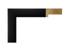Marco tipo cajón acabado en negro lacado mate, modelo 181-054. Moldura lisa fabricada en madera de pino finger, con superficie lacada en negro de textura suave y acabado satinado sin brillo. Su diseño minimalista y elegante combina perfectamente con obras modernas, fotografías o espejos, aportando contraste y sofisticación a cualquier espacio.