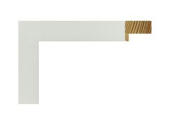 Marco tipo cajón lacado en blanco mate, modelo 275-030. Fabricado en madera de pino finger con acabado liso y moderno, ideal para enmarcar fotografías, láminas o espejos. Su diseño minimalista y su color blanco neutro aportan luminosidad y elegancia a cualquier estilo de decoración, desde clásico hasta contemporáneo.