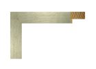 Marco tipo cajón color plata, modelo 275-098. Fabricado en madera de pino finger con acabado plateado satinado y textura metálica suave. Su diseño recto y moderno lo convierte en una opción versátil para enmarcar fotografías, láminas o espejos, aportando un toque contemporáneo y elegante a cualquier espacio.